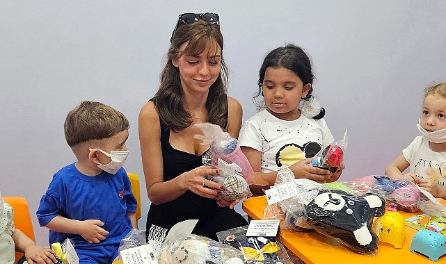 Ünlü oyuncu Aslıhan Malbora tedavi gören çocuklara bayram için “Tebessüm Bebekleri” hediye etti.